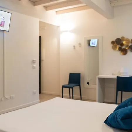 Le Stanze Di Gianmarmo - Via Marsala בית הארחה מירנדולה